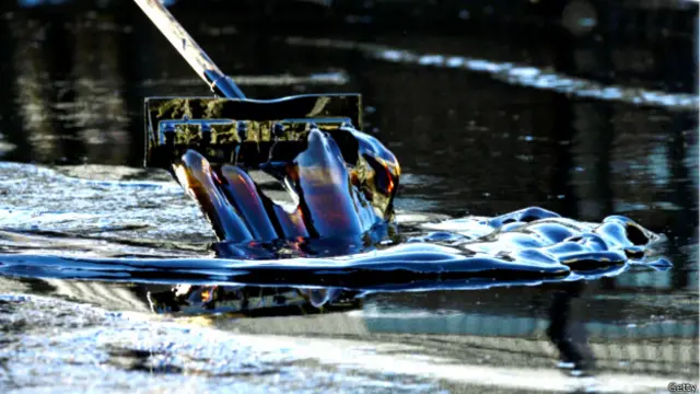 در برخی نقاط نفت تا زانو بالا آمده است