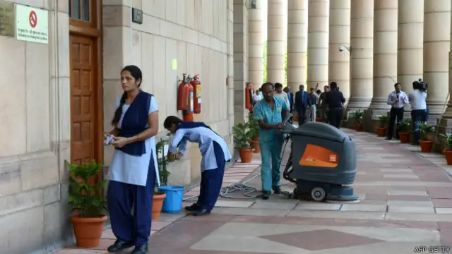 وزیر اعظم نریندر مودی نے اگلے پانچ سال کے دوران ملک کے ہر سکول اور ہر گھر میں بیت الخلاؤں کا وعدہ کیا ہے