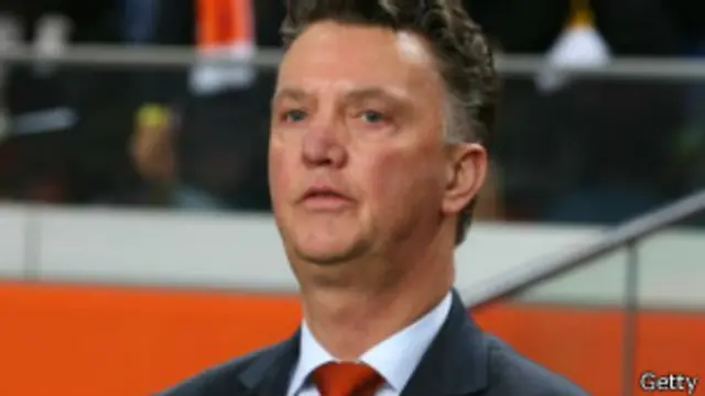 وین گال اس وقت ہالینڈ فٹبال ٹیم کو برازیل میں ہونے والے فٹبال ورلڈکپ کی تیاری کروا رہے ہیں