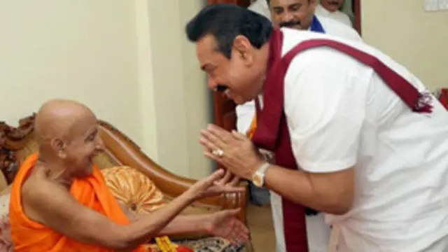 அஸ்கிரிய பீடாதிபதியுடன் இலங்கை ஜனாதிபதி