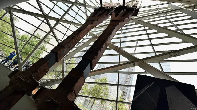 "Tridentes" del World Trade Center, dos columnas que formaban parte de la estructura del edificio.