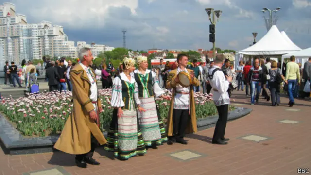 Фольклорная группа на улицах Минска