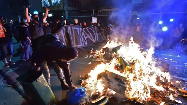 برازیل کے شہر ساؤ پالو اور ریو ڈی جنیرو میں مظاہرین نے فٹبال کے عالمی کپ کے انعقاد پر ہونے والے اخراجات کے خلاف مظاہرے کیے ہیں۔