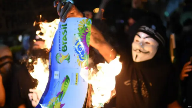 مظاہرین کا مطالبہ ہے کہ ورلڈ کپ کے انعقاد پر کروڑوں ڈالر خرچ کرنے کی بجائے اس پیسے کا استعمال بہتر صحت، تعلیم، اور ٹرانسپورٹ وغیرہ کی بہتر سہولیات کے لیے کیا جانا چاہیے۔