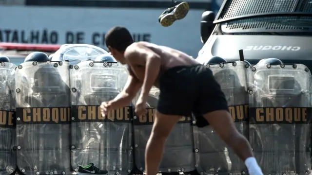 مظاہرین نے ساؤ پالو کی اہم سڑکوں کو بند کر کے احتجاجاً ٹائر جلائے اور احتجاج کے دوران مظاہرین کی پولیس کے ساتھ جھڑپیں بھی ہوئیں۔پولیس نے مظاہرین کو منتشر کرنے کے لیے اشک آور گولوں کا استعمال کیا ہے۔