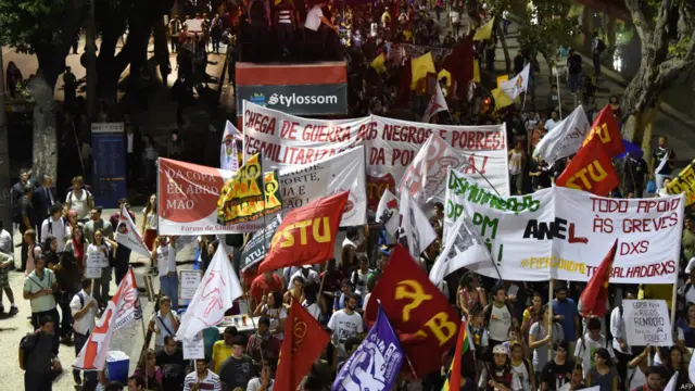 2014 کے فٹبال ورلڈ کا آغاز بارہ جون کو ساؤ پاؤلو کے ایرینا کورنتھیئنز سے ہونا ہے اور اس سٹیڈیم کے نزدیک سب سے بڑا احتجاجی مظاہرہ کیا گیا۔