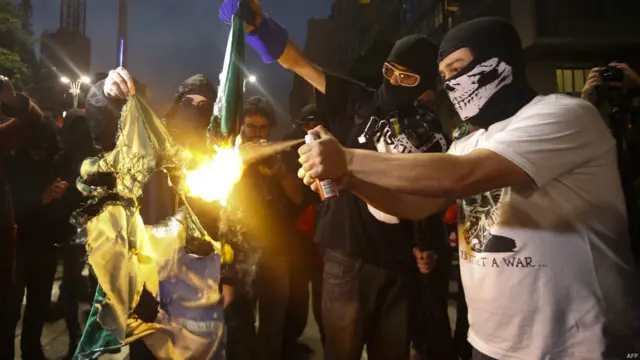 برازیل میں بے گھر افراد کی تحریک کے سربراہ گالیمائے بیواس نے کہا کہ’افراتفری کی ضرورت نہیں، ہمارا مقصد علامتی ہے۔ ہم سٹیڈیمز کو نقصان نہیں پہنچانا چاہتے بلکہ ہم یہ دکھانا چاہتے ہیں کہ مزدوروں کو مکانات تک رسائی ہو اور عالمی کپ کے انعقاد سے غریبوں پر کیا اثرات مرتب ہوئے ہیں۔‘