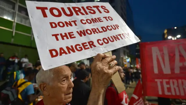 بی بی سی کے نامہ نگار گیری ڈافعی کا کہنا ہے کہ اطلاعات کے مطابق ان مظاہروں میں وہ افراد بھی شامل تھے جن کے مکانات اور زمینوں پر سٹیڈیمز تعمیر کرنے کے لیے قبضہ کیا گیا اور انھیں زیادہ کرایے پر رہائش کے لیے مکانات حاصل کرنے پر مجبور کیا گیا۔