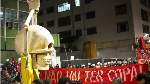 برازیل میں جمعرات کو منعقدہ احتجاجی مظاہرے گذشتہ سال جون میں ہونے والے مظاہروں سے چھوٹے تھے۔ گذشتہ سال ہونے والے مظاہروں میں دس لاکھ کے قریب افراد نے شرکت کی تھی۔