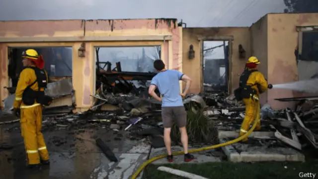 یکی از ساکنان کارلزبد به خانه سابقش نگاه می‌کند