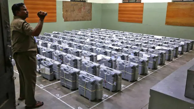 بھارتی پارلیمان کی 543 نشستوں کے لیے نو مرحلوں میں ہونے والے انتخابات میں ووٹوں کی گنتی جاری ہے۔ انھی ای وی ایم مشینوں میں امیدواروں کی تقدیر کا فیصلہ بند ہے۔