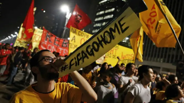 Manifestantes contra a Copa do Mundo em São Paulo