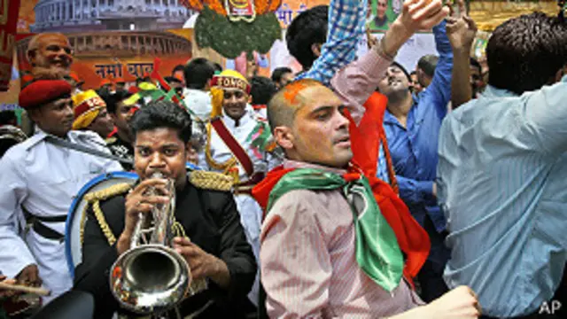 जीत की खुशियां मनाते बीजेपी समर्थक