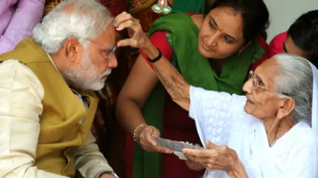 مودی نے اپنی والدہ کے ہاتھ سے مٹھائی کھائی تو ٹی وی پر یہ مناظر ان کی(نواز شریف کی) والدہ نے بھی دیکھے اور وہ کافی جذباتی ہوگئیں