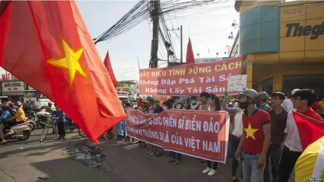 Tâm trạng chống Trung Quốc dâng cao, đầy căng thẳng tại Việt Nam quanh vụ giàn khoan HD-981, với các cuộc biểu tình nổ ra ở nhiều nơi trên cả nước.