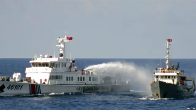 Tàu của cả hai bên đã có một số vụ va chạm và đã phun vòi rồng vào nhau khi Việt Nam cố tìm cách ngăn chặn việc Trung Quốc hạ đặt giàn khoan.