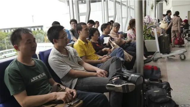 Một số công dân Trung Quốc đã tìm cách bỏ trốn khỏi cảnh bạo loạn. Trong hình là cảnh các công dân Trung Quốc ở sân bay Tân Sơn Nhất, chờ lên máy bay rời TP Hồ Chí Minh.