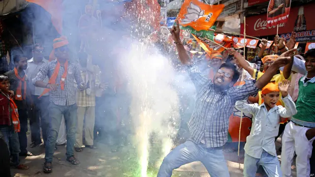 په هند کې له ۸۰۰ ميليونه زيات وګړي د رايې ورکولو په شرايطو برابر دي.