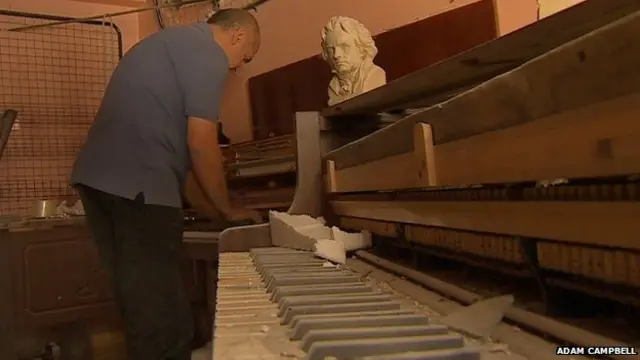 منصور يلعب البيانو