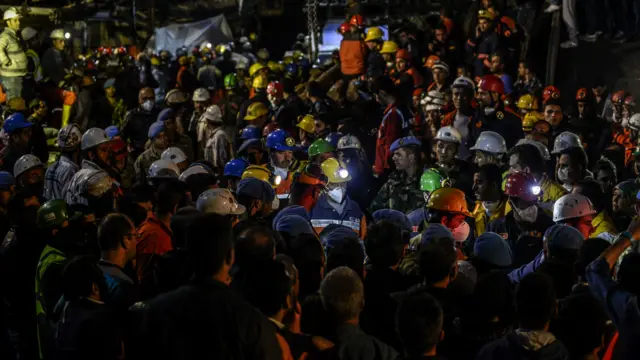 Yetkililer madenin içinde kalan işçi sayısını 18 olarak açıklıyor.