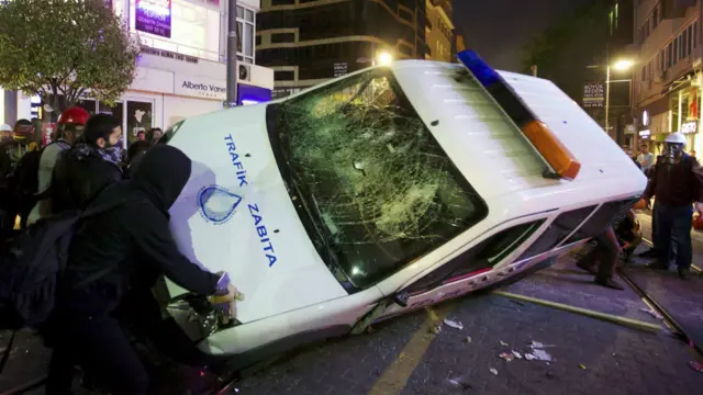 Akşam saatlerinde özellikle İstanbul'un Kadıköy ilçesinde polis ile göstericiler arasında çatışma yaşandı. 