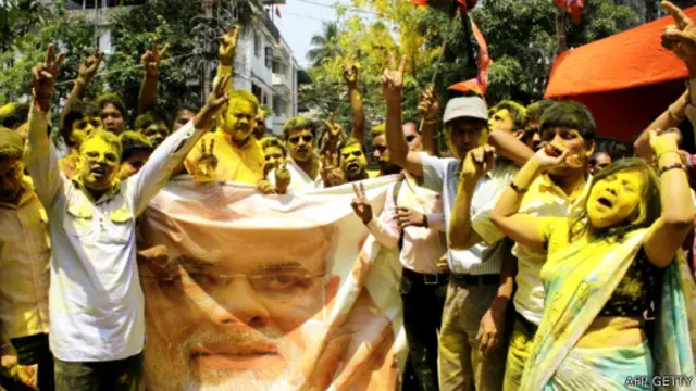 Празднование победы националистов на выборах в Индии