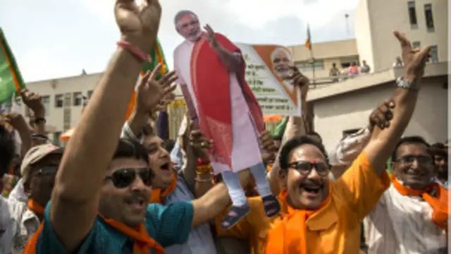 भाजपा की जीत पर जश्न मनाते कार्यकर्ता