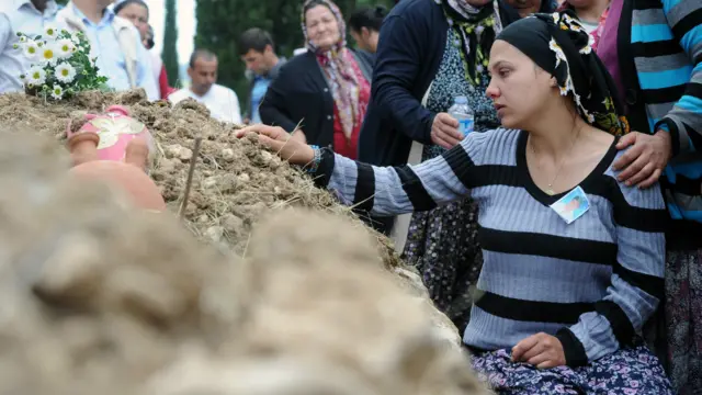 Bazı aileler yakınlarını bulabilmek için tüm hastaneleri ve morga dönüştürülen soğuk hava depolarını tek tek dolaşmak zorunda kaldıklarını söylüyor.