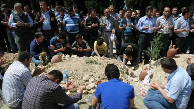 Soma Belediye Mezarlığı'nda, son olayda hayatını kaybeden madenciler için özel bir bölüm hazırlandı.