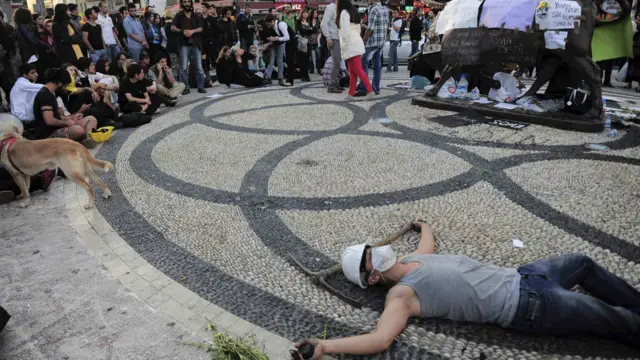 Madendeki faciayı protesto etmek için DİSK, KESK, Türk-İş gibi sendika örgütlerinin yanı sıra TMMOB ve TTB gibi meslek örgütleri dün bir günlük iş bırakma eylemi için çağrı yapmıştı.