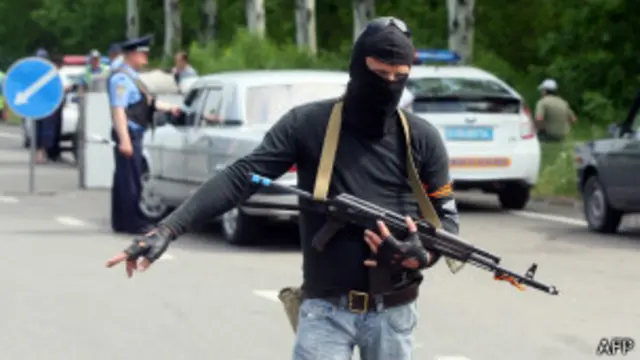 ဒွန်းညက်စ်မြို့ ဂိတ်တစ်ခုမှာ ရဲအရာရှိနဲ့ အတူတွေ့ရတဲ့ ရုရှားလိုလားသူ လက်နက်ကိုင်တစ်ဦး