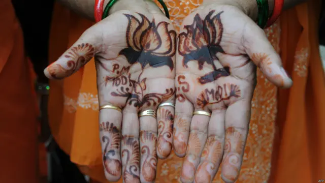 عورتوں نے بناؤ سنگھار میں بھارتیہ جنتا پارٹی کی تشہیر کا خیال رکھا۔