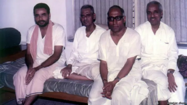 नरेंद्र मोदी अपने गुरू और अन्य के साथ