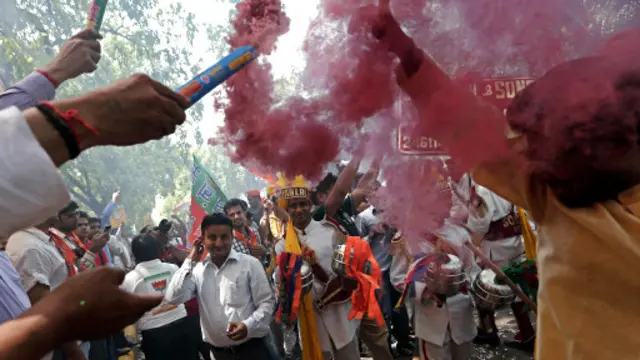 طرفداران حزب بهاراتیا جاناتا در حال شادی هستند