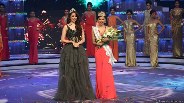 ज़ोया अफ़रोज़ और सोनाली राउत 