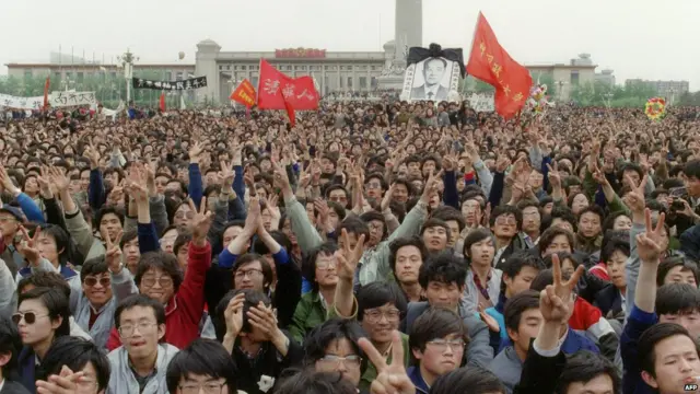 学生喊口号