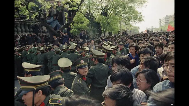 学生与警察推搡