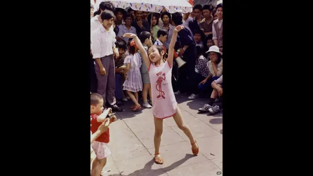 广场上跳舞的少女