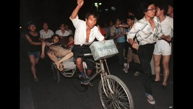 摄于1989年6月4日，伤员被医院途中