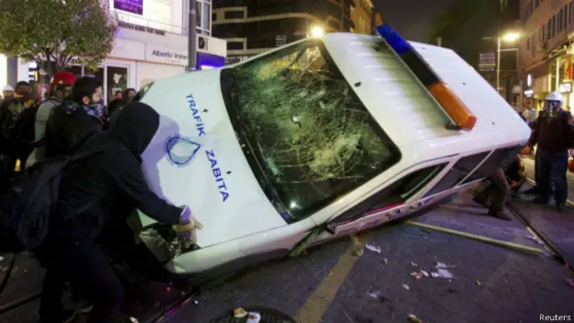 معترضان در محله کادیکوی استانبول