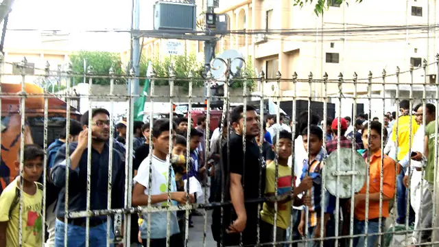 کراچی پریس کلب کے باہر احتجاج کرنے والوں کا ہجوم۔