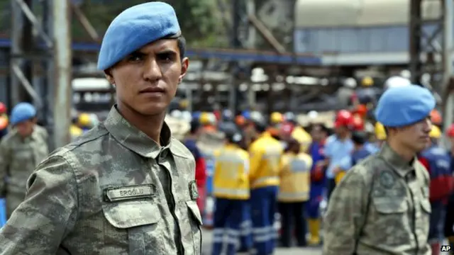 استخدمت الشرطة الغاز المسيل للدموع وخراطيم المياه لتفريق المتظاهرين