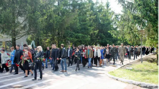 Попрощатися з загиблими прийшли сотні людей