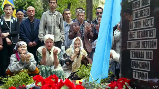 Крымские татары молятся у мемориального камня