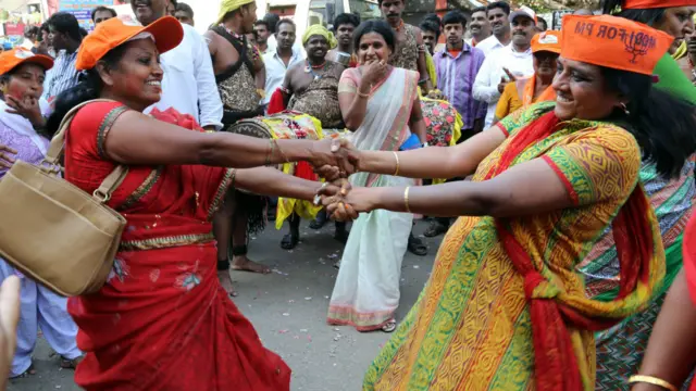 कर्नाटक में महिलाओं ने भी नाच-गाकर मोदी और बीजेपी की जीत का जश्न मनाया.