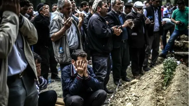 Родственники турецкоих горняков, погибших при взрыве на уголной шахте в Соме