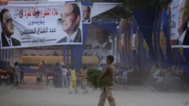 صور عبد الناصر معلقة في حملات كلا المرشحين معلنة أن كل منهما امتداد للمشروع الناصري 