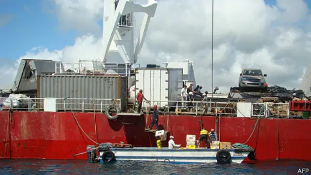 Barco encallado en la isla San Cristóbal