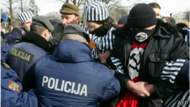 Рижская полиция предотвращает драку между пророссийскими молодежными активистами и националистами в "день легионеров" 16 марта 2005 г. 