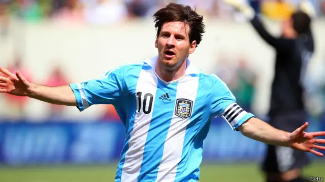 میسی کو 13 سال کی عمر میں بارسولنا ایکیڈمی میں داخلہ دیا گیا